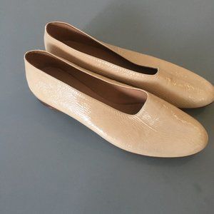 MARTIANO FLATS SIZE 40 NATURAL PATENT LEATHER